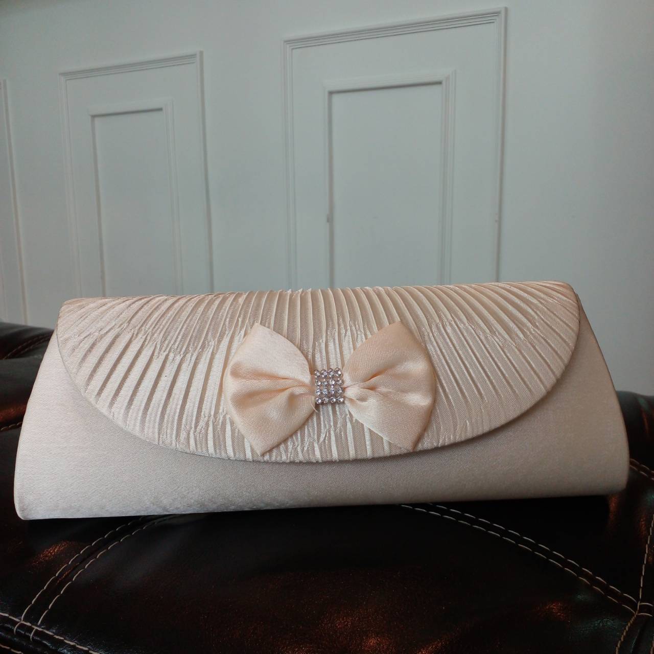 Sale พร้อมส่ง Evening Clutch กระเป๋าออกงาน ผ้าซาตินอัดพลีต แต่งโบว์ (เหลือสีชมพูนู้ดกับสีดำ)