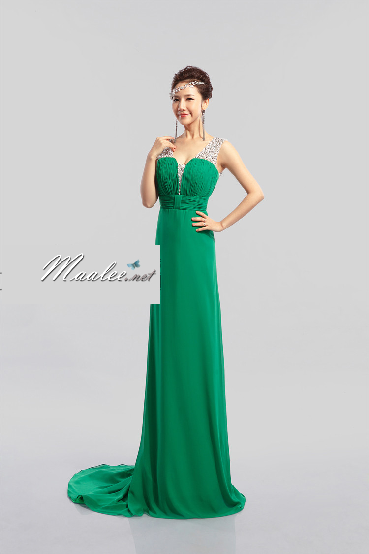 พร้อมเช่า ชุดราตรียาว สีเขียว ปักเลื่อมช่วงอก แบบเปรี้ยวอมหวาน