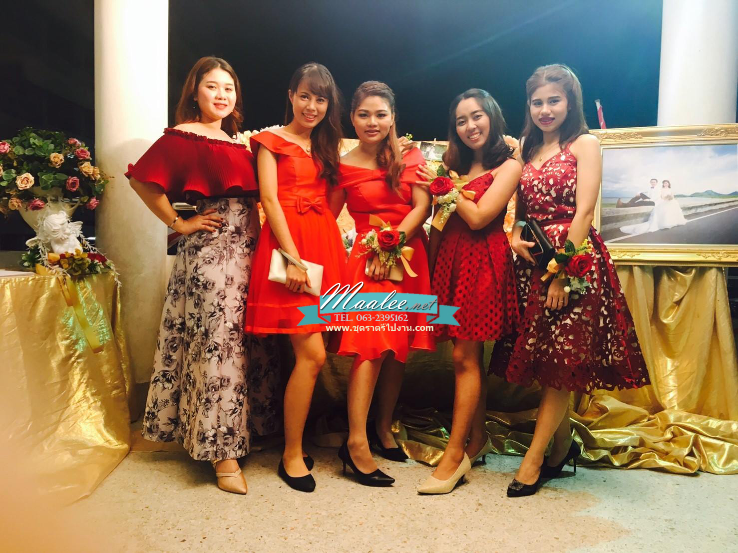 พร้อมเช่า ชุดราตรีสั้น แบบไหล่ปาด ผ้าไหมดัชเชส กระโปรงผ้าตาข่าย&แต่งริ้บบิ้นเก๋ๆชายกระโปรง และโบว์ช่วงเอว สีแดง (เชือกผูกหลัง)