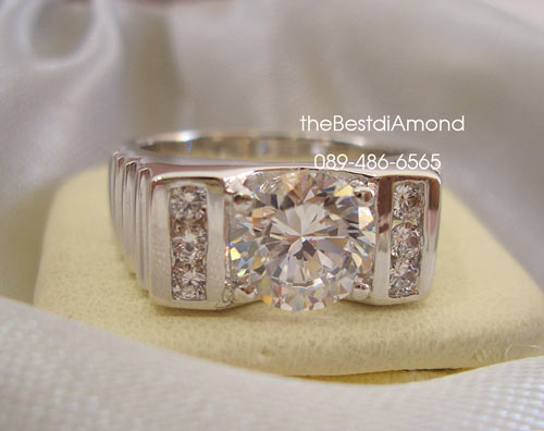 BR814RD+++แหวนชายเพชร 1 กะรัต แบบตัวเรือนยกสูง+++ดูดีมีระดับมากๆๆ หรูหราพอสมควร ตัวเรือนด้านบนยกสูงเล็กน้อย เพชรเล่นไฟดีสุดๆ เหมือนงานร้านจิวเวลลี่เลย