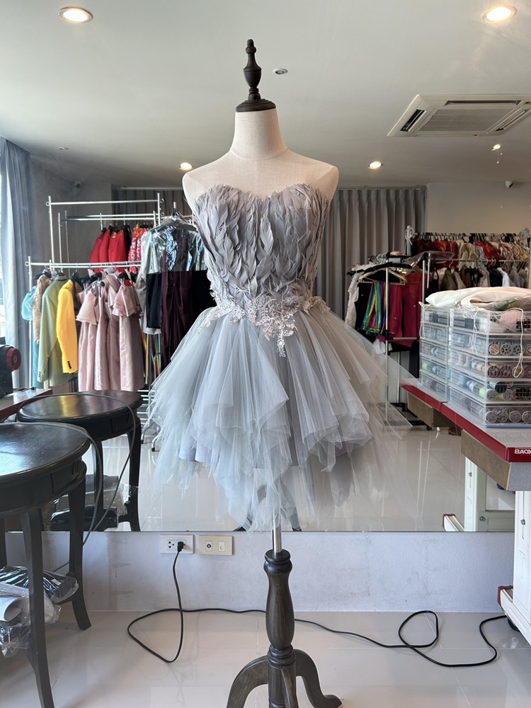 พร้อมเช่า ชุดแฟนซี ชุดราตรีสั้น สีเทา เกาะอก ขนนก กระโปรงระบายเป็นชั้น ๆ เชือกผูกหลัง