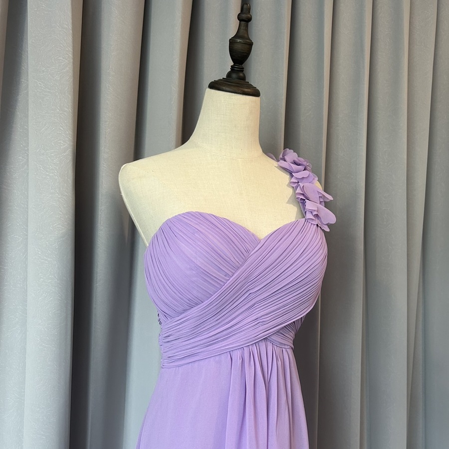 พร้อมเช่า ชุดราตรีสั้น เกาะอก ไหล่เดียว สีม่วง Lavender จับเดรปไขว์ช่วงหน้าอก แต่งดอกไม้ช่วงไหล่