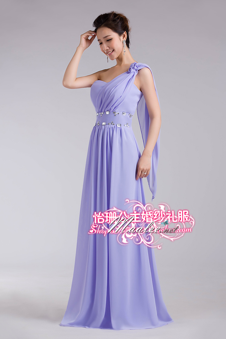 พร้อมเช่า ชุดราตรียาว ไหล่เดียว สวยหวาน แต่งช่อดอกไม้ที่ไหล่ แต่งระบายไหล่สวย สีม่วง