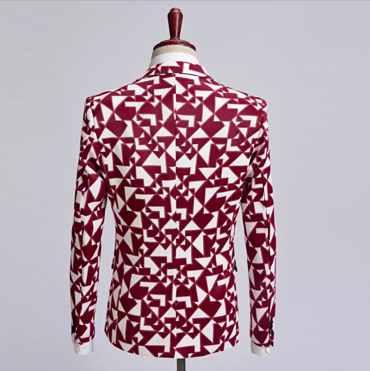 พร้อมเช่า เสื้อสูทชาย สีแดงขาว แต่งปกคอดำ พิมพ์ลายกราฟฟิก กับกางเกงสีดำ