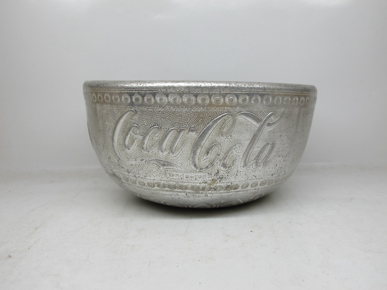 ขันโค๊กสงกรานต์ ขัน Coca-cola (3) แต่มีรูรั่วเล็กๆ 2 รู