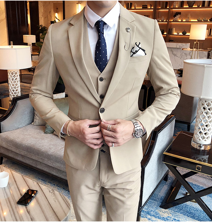 พร้อมเช่า สูทชาย สีกากี สไตล์เกาหลี พร้อมเสื้อกั๊ก