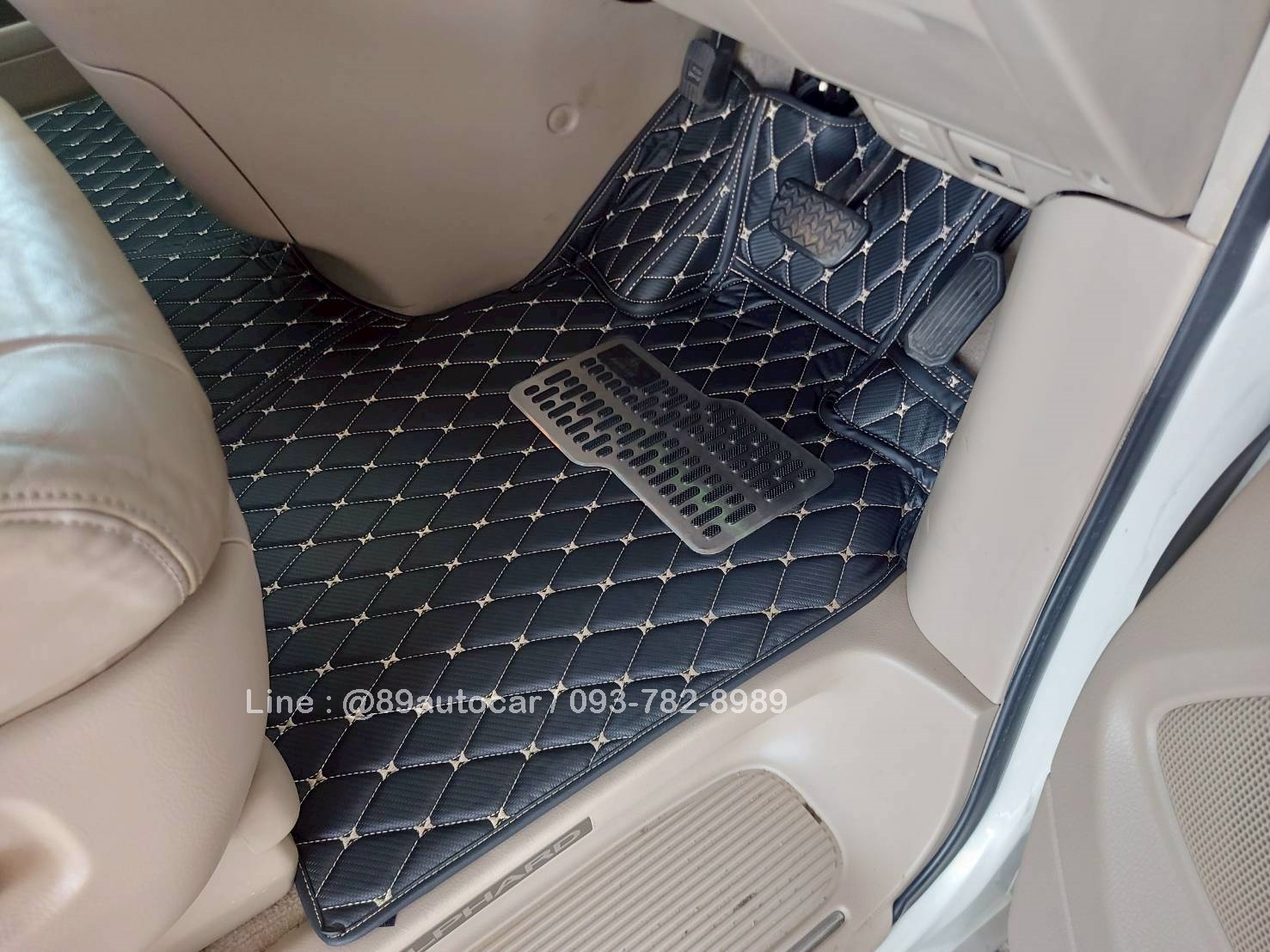 พรมรถตู้ toyota alphard ปี 2003 ปูพรม6D สีดำด้ายทอง ลายเคฟล่า