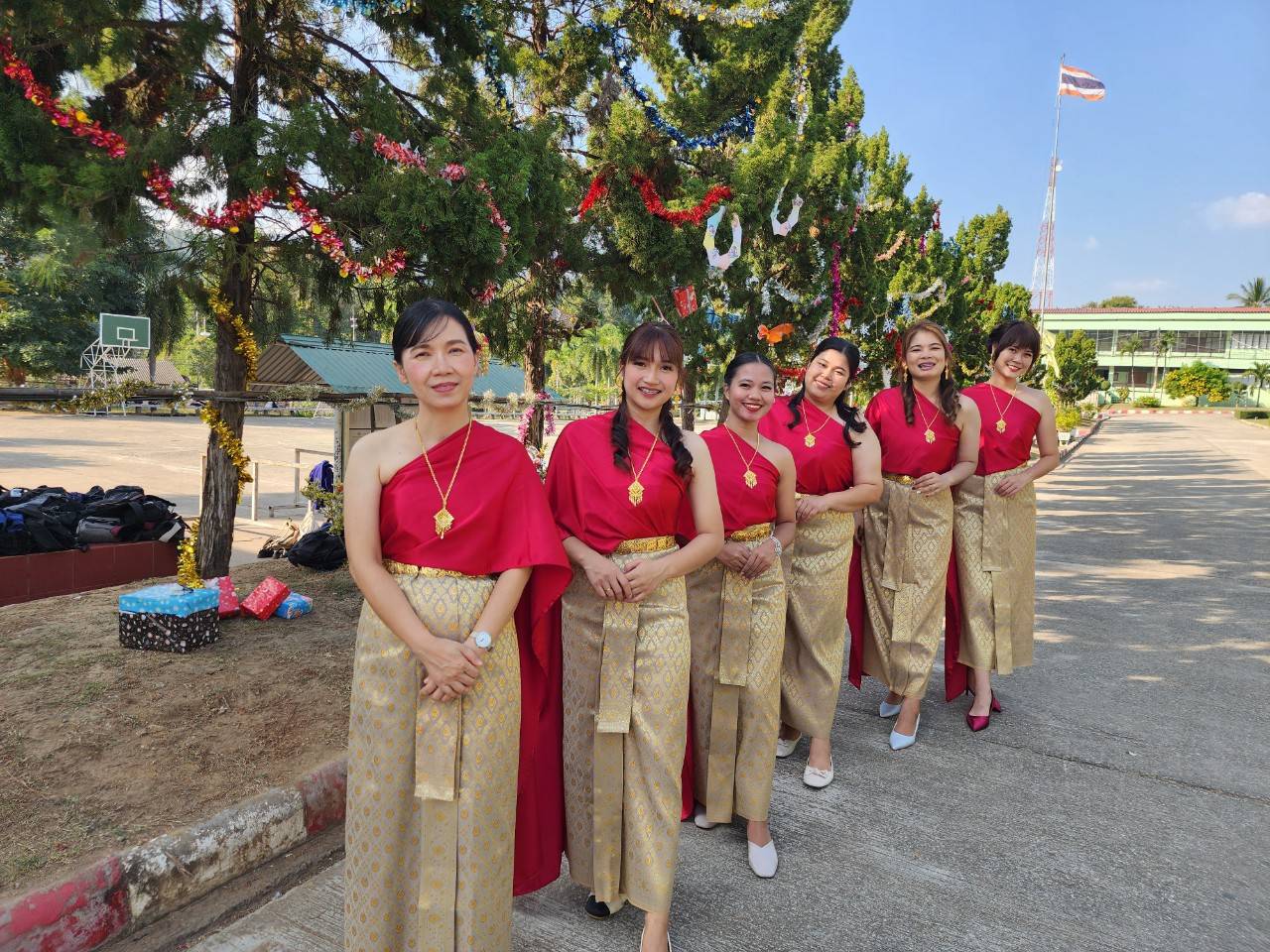 เช่า ชุดไทย ชุดเพื่อนเจ้าสาว ชุดไทยผ้าถุงสีเทาชาทอง สไบสีแดง