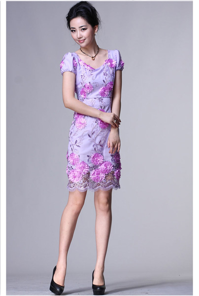 พร้อมส่ง ชุดเดรสสั้นเข้ารูป แขนตุ๊กตา สีม่วงชมพู ผ้าลูกไม้ปักดอกสวยมีมิติ (เหลือเฉพาะไซส์ S, M, L)