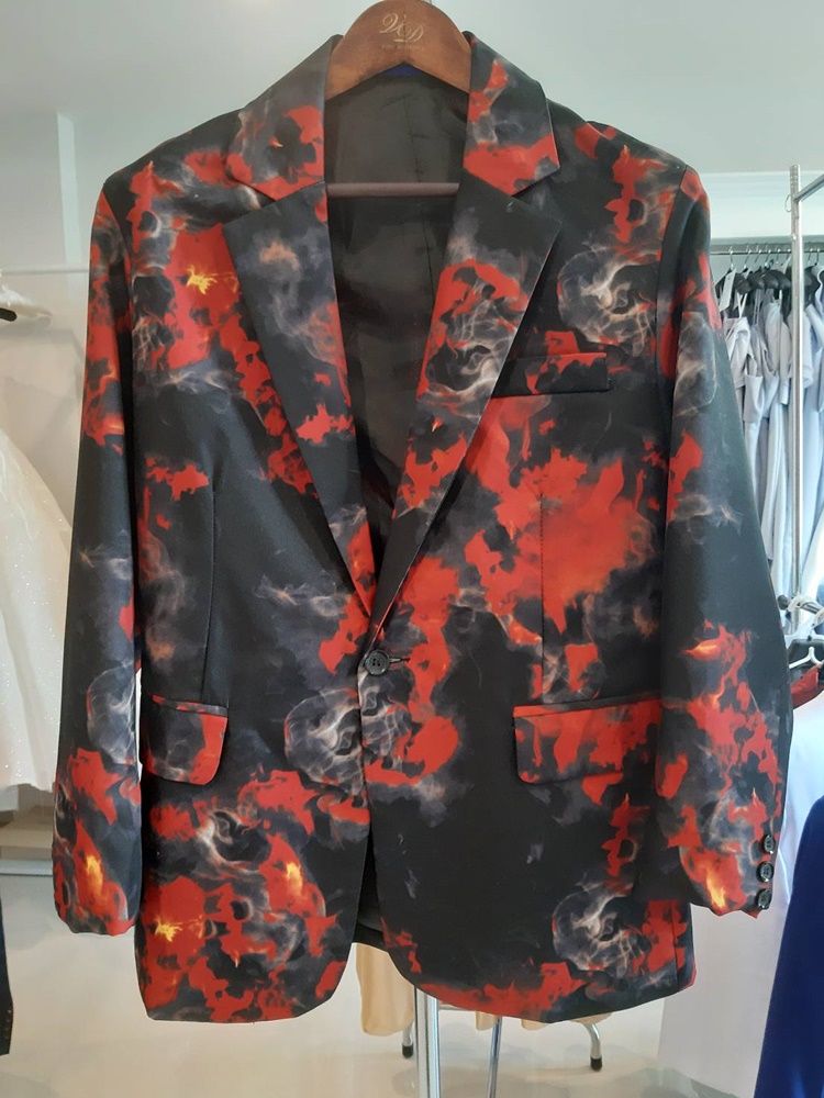 พร้อมเช่า เสื้อสูทชาย สีแดงดำ พิมพ์ลายกราฟฟิก กับกางเกงสีดำ