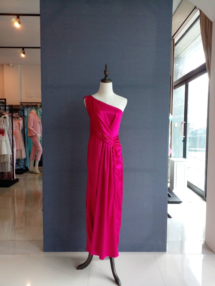 พร้อมเช่า ชุดเดรส เดรสไหล่เดียว แพทเทิร์นเก๋ จับเดรปหน้า สีบานเย็น