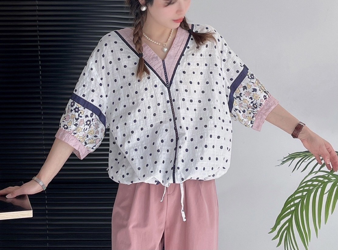 เสื้อคอวีผ้าฝ้ายลายจุดแต่งลูกไม้