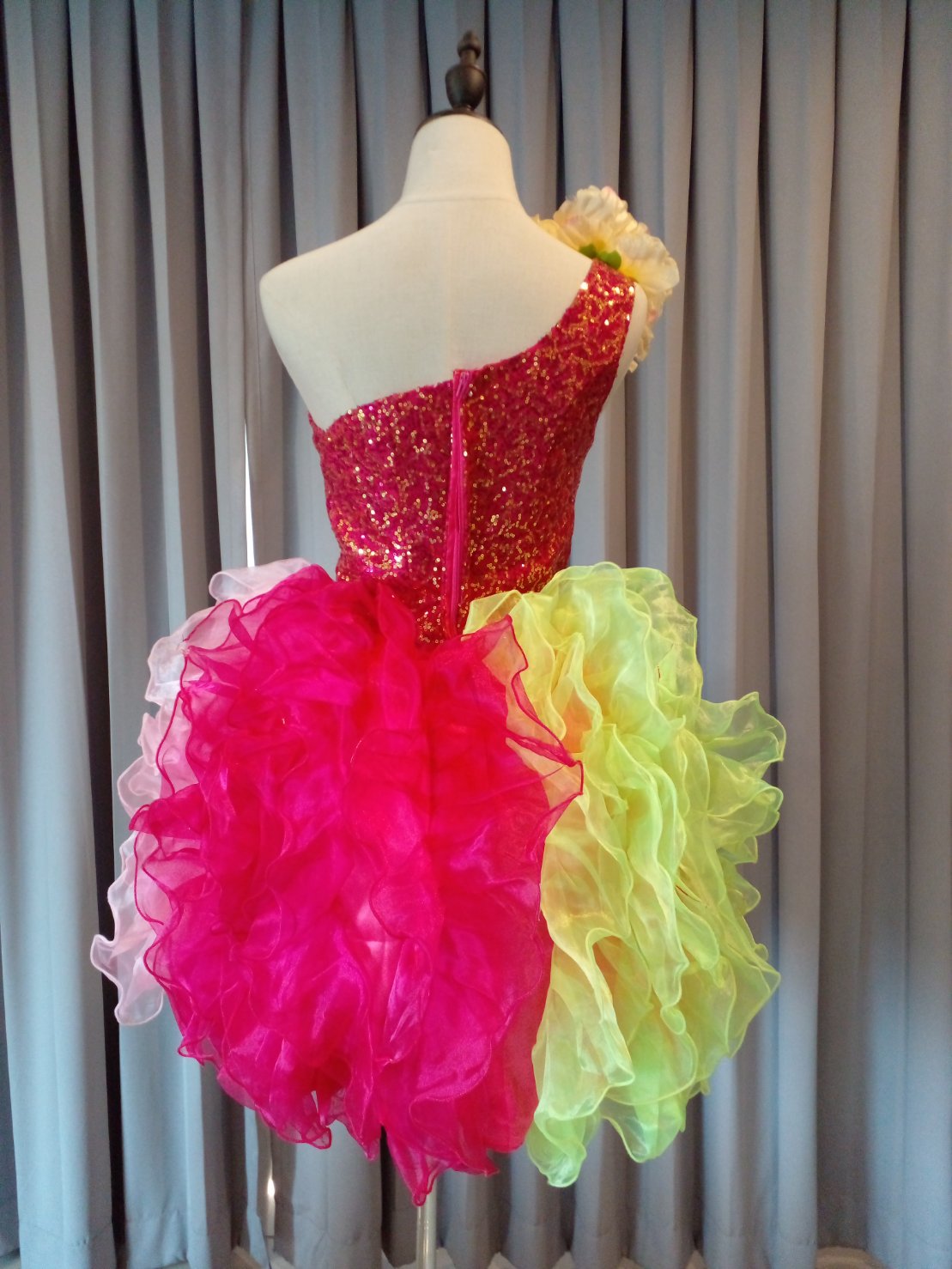 พร้อมเช่า ชุดแฟนซีสั้น ชุดราตรี ไหล่เฉียง สีรุ้ง กระโปรงระบายฟูสวย ฟรุ้งฟริ้ง