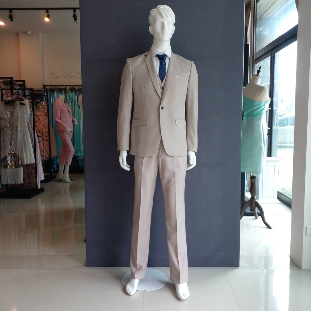 พร้อมเช่า ชุดสูทชาย สีเบจ คลาสสิก รุ่นกระดุมเดียว (พร้อมเสื้อกั๊ก)