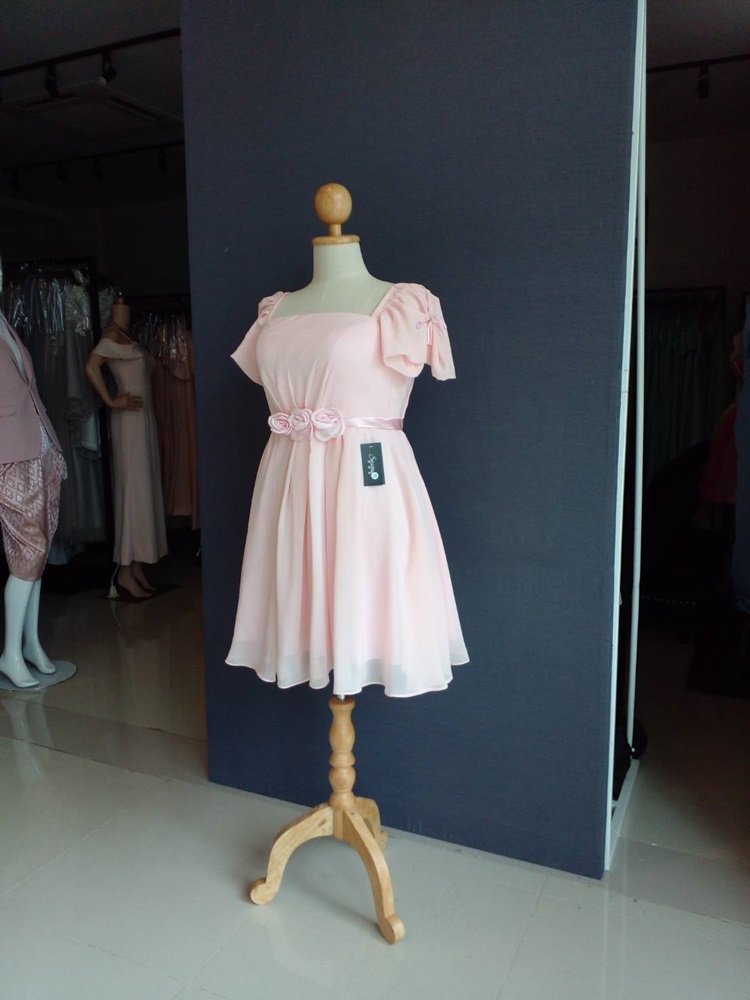 พร้อมส่ง ชุดราตรีสั้น สีชมพูหวาน แขนตุ๊กตามีโบว์ ผ้าชีฟอง แบบสวยหวาน เพิ่มดอกช่วงเอว (เชือกผูกหลัง)