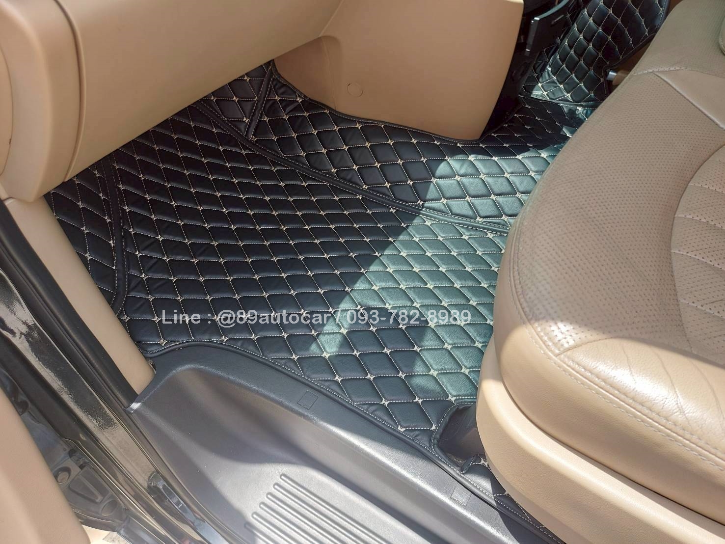 พรมปูพื้นรถตู้ Hyundai H1 Deluxe 2011 ปูพรม6D สีดำด้ายทอง เต็มคัน