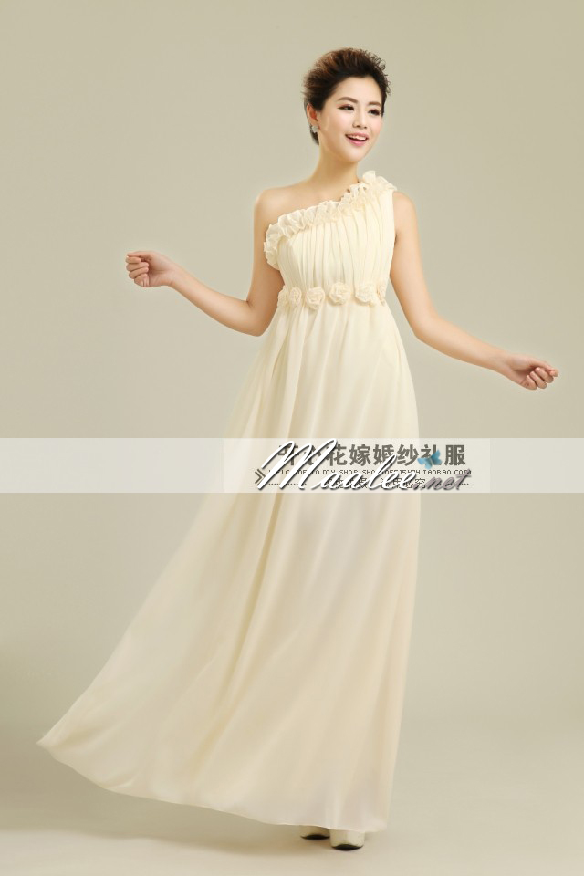 พร้อมเช่า ชุดราตรียาว ไหล่เดียว สีครีม จับเดรปหน้าอก แต่งดอกไม้ตลอดช่วงอกและเอว