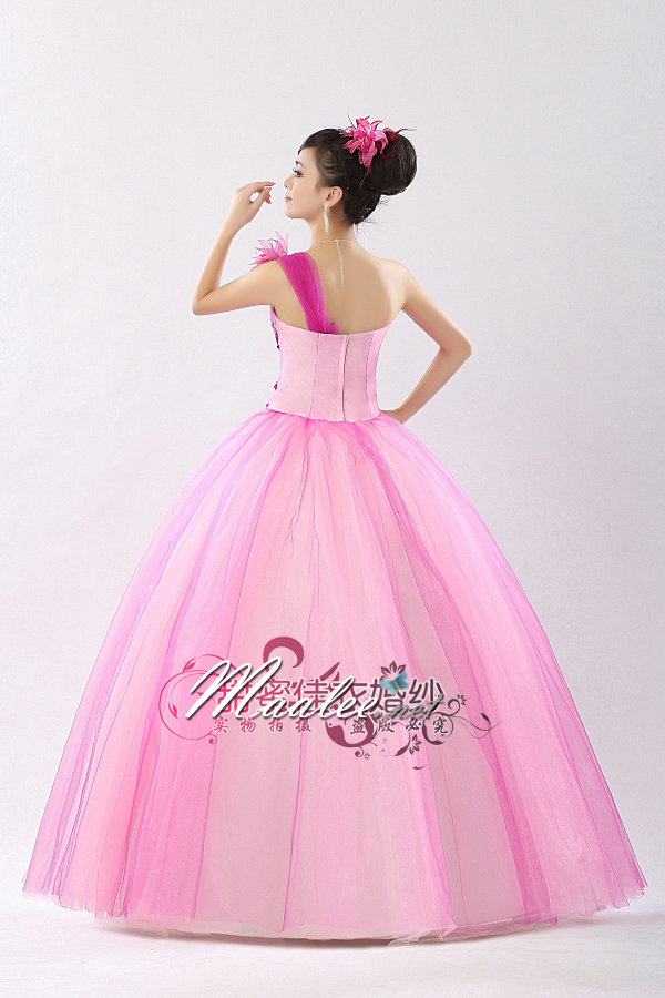 พร้อมเช่า ชุดแฟนซี ชุดราตรียาว ไหล่เฉียง สีชมพูหวาน ปักเลื่อมสีอัญมณี