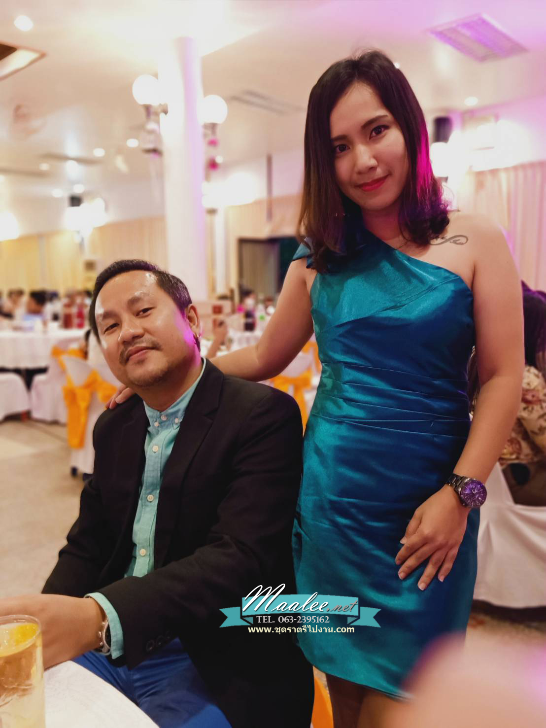 พร้อมเช่า ชุดราตรี สีเขียว น้ำทะเล บ่าเฉียง ทรงเข้ารูป ผ้าซาติน แต่งโบว์ที่ไหล่ (ซิปหลัง)