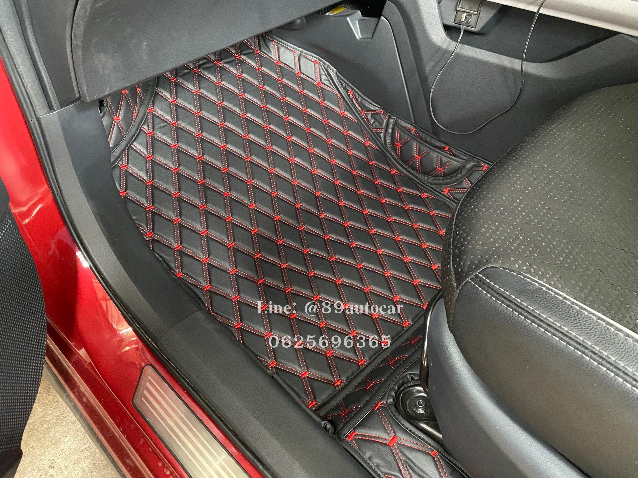 สั่งตัดพรมรถยนต์ Toyota Veloz ปูพรมvvip สีดำด้ายแดง เต็มคัน
