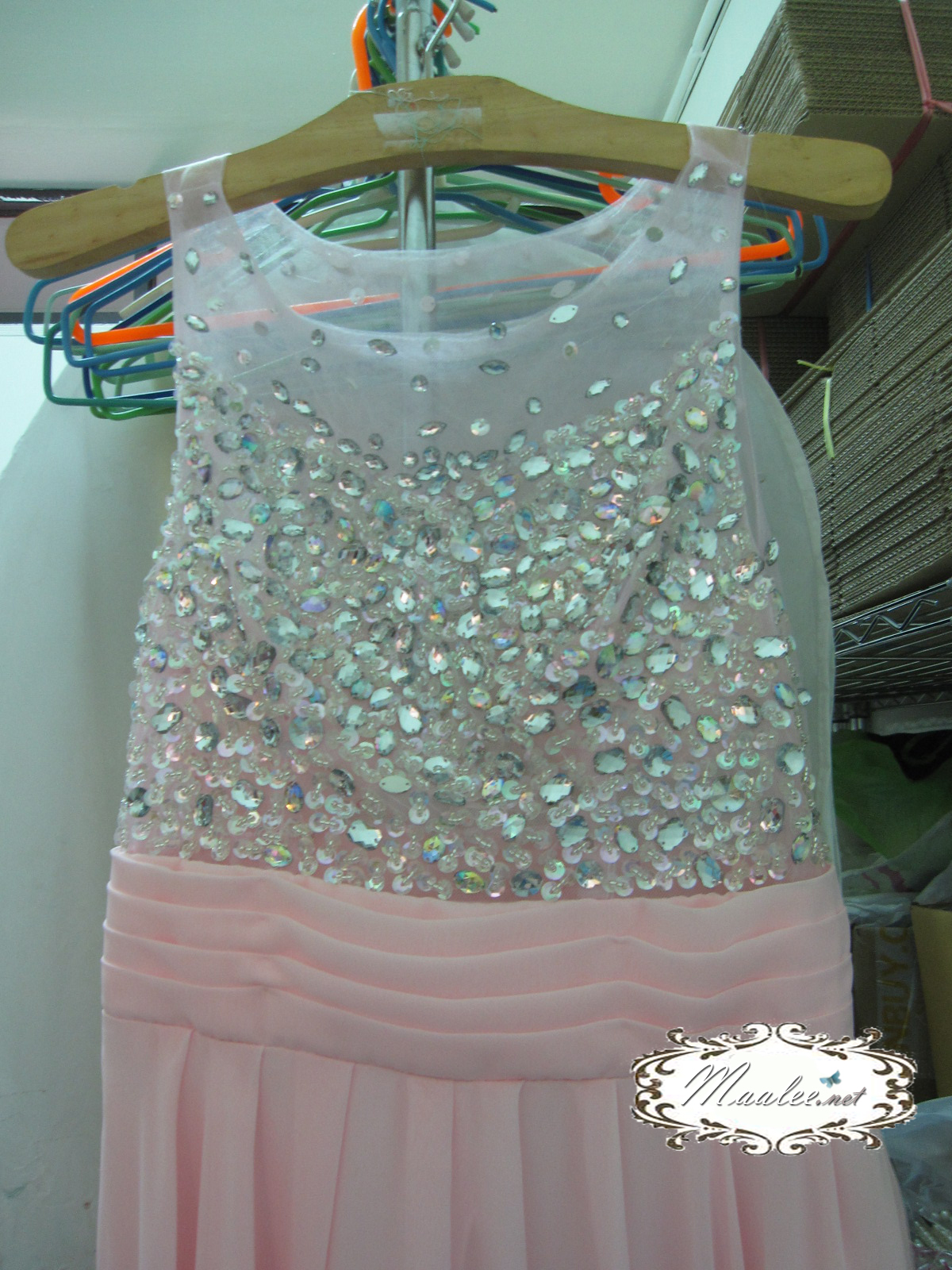 พร้อมส่ง ชุดราตรียาว สีชมพู ปักเลื่อมช่วงอก ด้านหลังเป็นซีทรู สวยหวาน (ซิปข้างลำตัว)