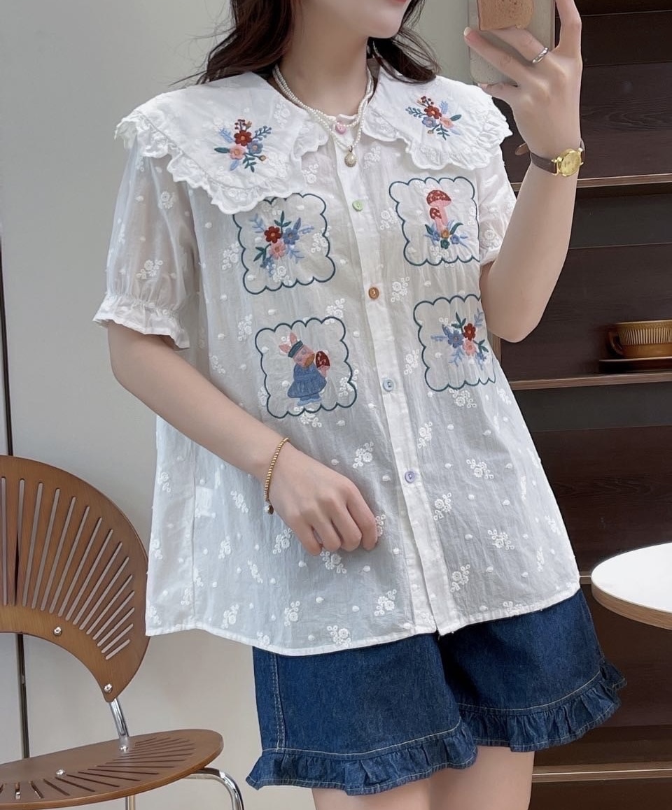 เสื้อคอบัวผ้าลูกไม้ลายปัก