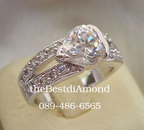 BR523RD+++แหวน Middle of love+++แหวนเพชรรูปหัวใจ วางแบบขวาง ประกบด้วยเพชรแถว 2 แถว ดูทันสมัยมากๆ เพชรเล่นไฟวิ๊งๆมากเลยค่ะ