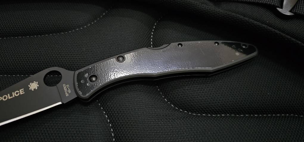 Spyderco Police - Black VG-10 Blade - Black Stainless Steel Handle ด้ามจับมีพลาสติกกันรอยอยู่