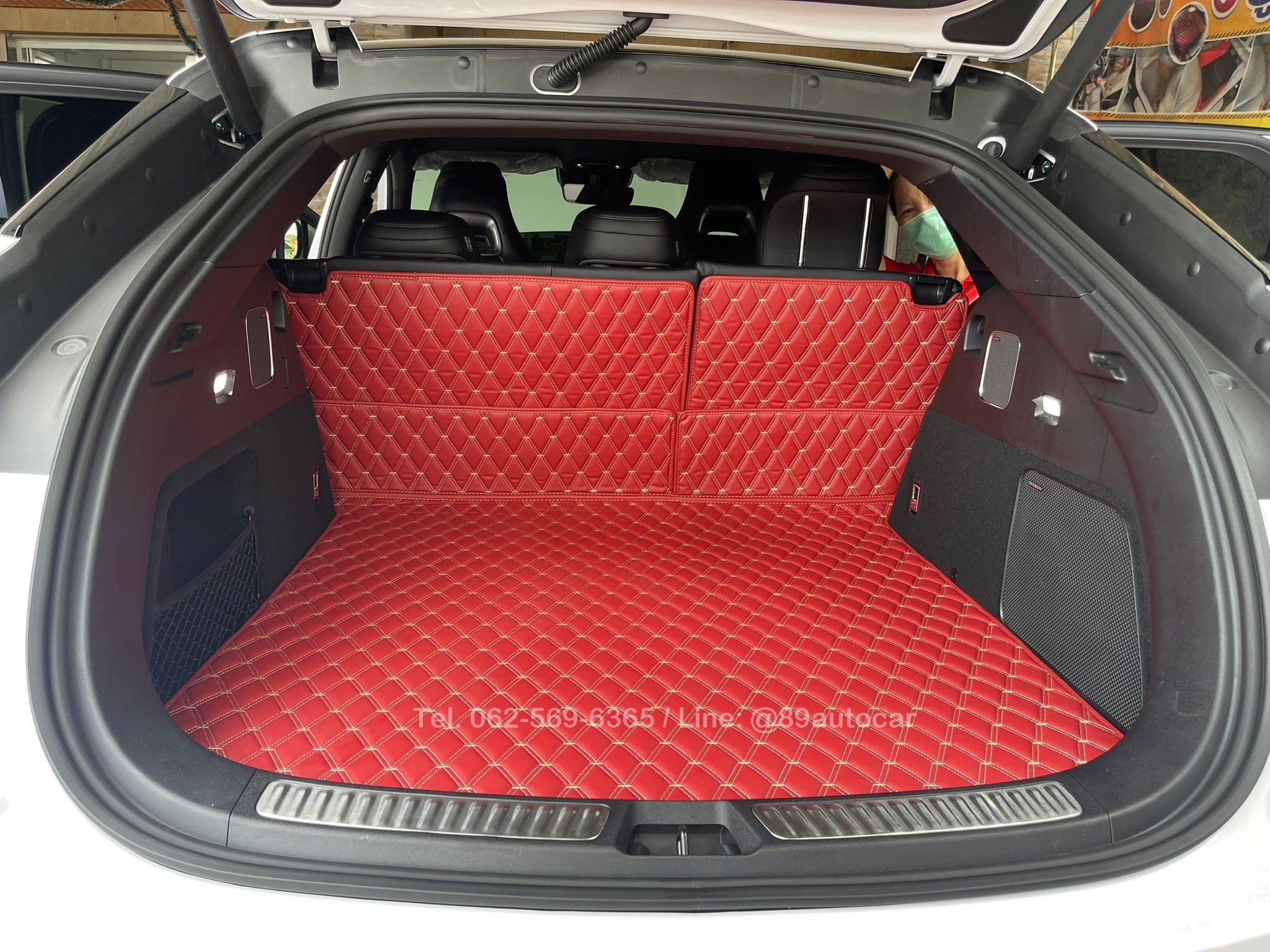 พรมปูพื้นรถยนต์ BYD Sealion 7 (บีวายดี ซีไลอ้อนเจ็ด) ปูพรมVVIP สีแดงไวน์ด้ายทอง 6 ชิ้น