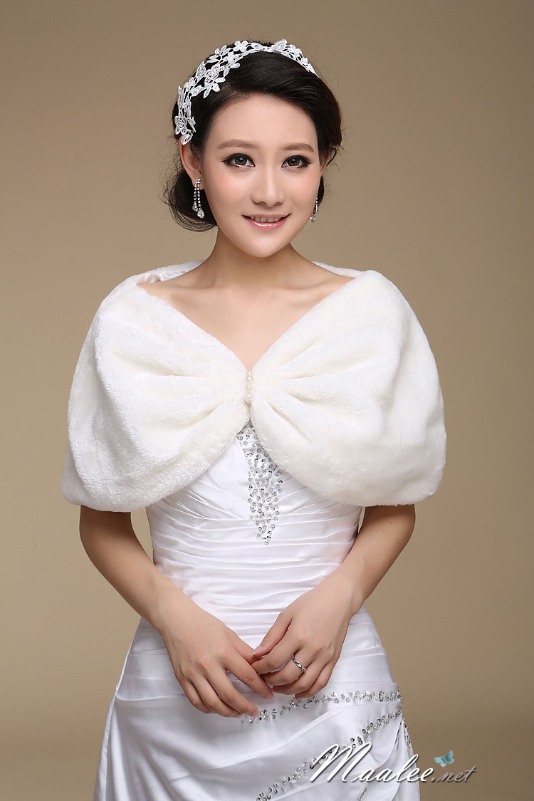 ผ้าคลุม ขนสัตว์ แต่งมุก 3 เม็ด สีขาว