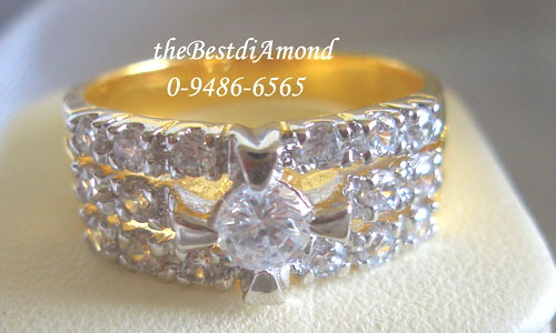 RL006+++แหวนแถว3แถว พร้อมเพชรตรงกลาง+++แหวนแถวที่สวยอีกวง มีเพชรขนาด 25 สต อยู่ตรงกลางดูสวยโดดเด่น ดีดูมากๆๆๆ เล่นไฟระยิบระยับเลยค่ะ