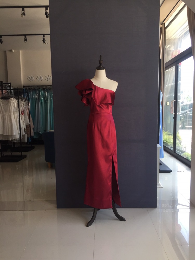 พร้อมเช่า ชุดเดรส เดรสไหล่เดียว ผ้าดัชเชส แพทเทิร์นเนียบ แต่งระบายสะโพก สีไวน์แดง