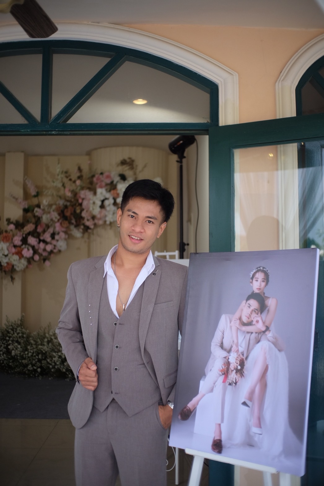 พร้อมเช่า ชุดสูทชาย สีน้ำตาล ทรงเข้ารูป สไตล์เกาหลี พร้อมเสื้อกั๊ก