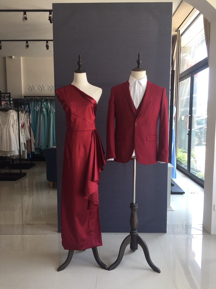 พร้อมเช่า ชุดสูทชาย สีไวน์แดง เข้ารูป พร้อมเสื้อกั๊ก