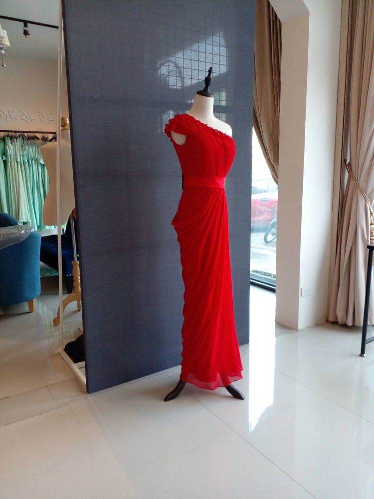 พร้อมเช่า ชุดราตรียาว ไหล่เฉียง ทรงเข้ารูปผ้าชีฟองนิ่มใส่สบายกระโปรงจับจีบย้วย ไหล่แต่งดอก สีแดง