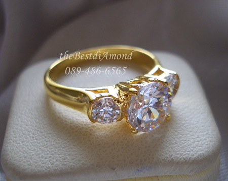 BR908+++แหวนเพชร 3 เม็ด วงนี้เรียบร้อย แต่หรูหรามาก เพชรกลาง 1 กะรัตกว่าๆ (7 มม) คลาสลิค ไม่ล้าสมัย ใส่ได้นานค่ะ สวยเรียบๆ แต่ดูดีมาก ขอแนะนำค่ะ