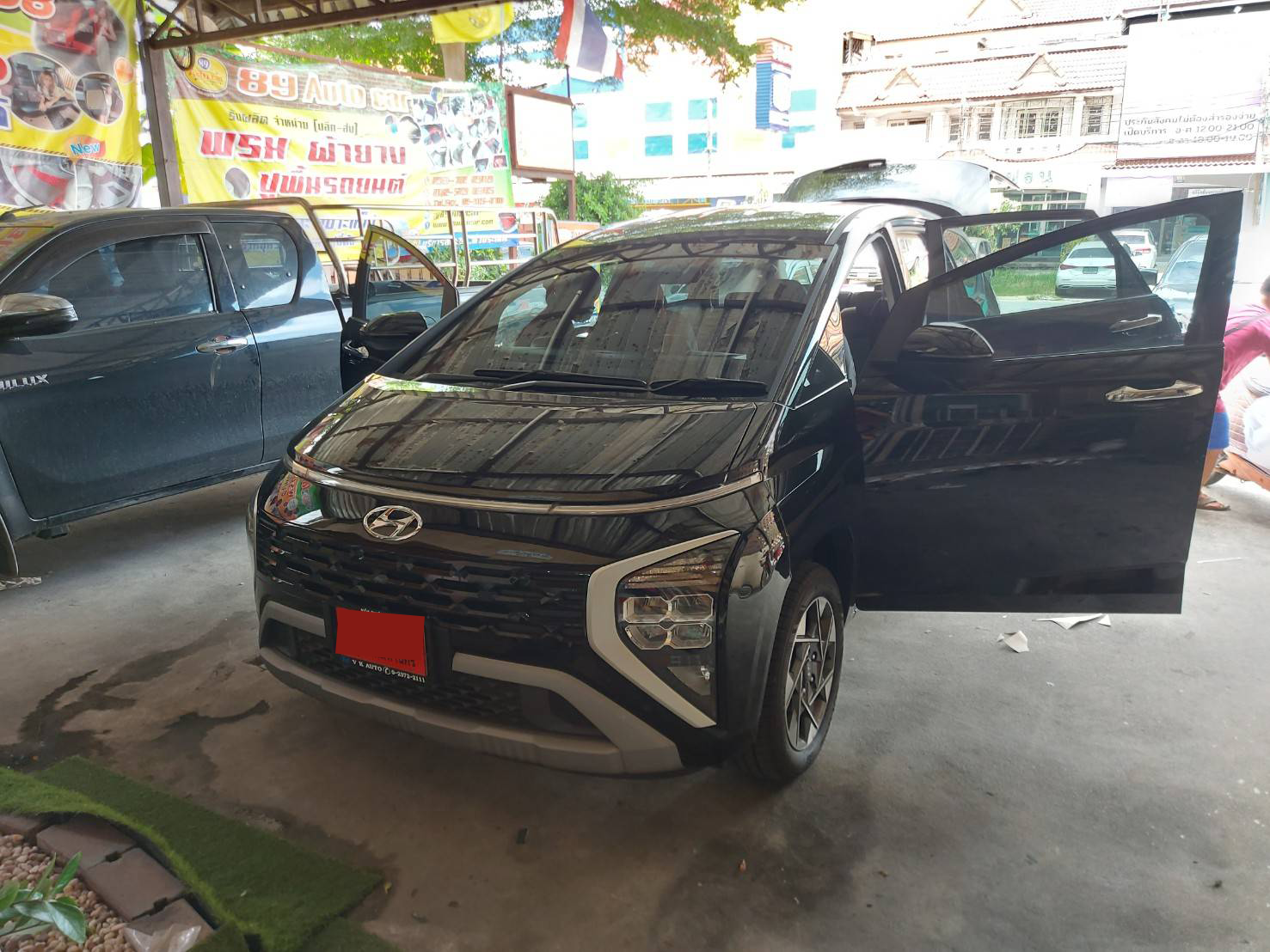 พรมปูพื้นรถยนต์ Hyundai Stargazer 6 ที่นั่ง ปูพรมvvip สีแดงไวน์ด้ายทอง เต็มคัน