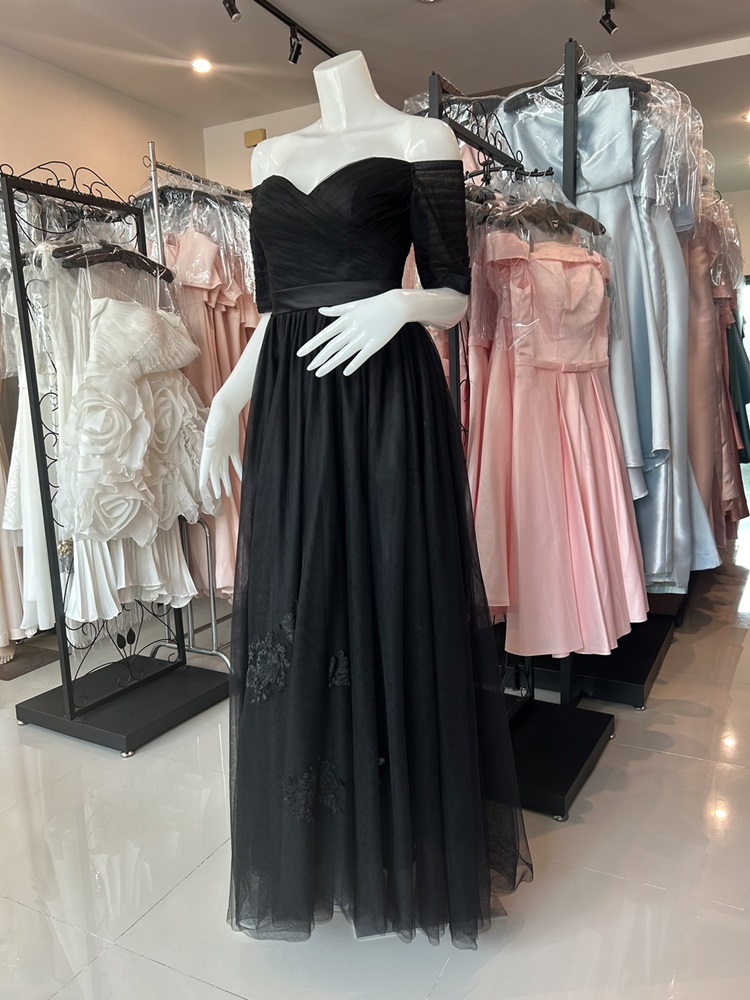 พร้อมเช่า ชุดราตรียาว & แบบปาดไหล่ สีดำ กระโปรงผ้าโปร่งตาข่ายนิ่ม ใส่สบายตัว อกจับจีบ ผ้าซาตินคาดเอว (เชือกผูกหลัง)