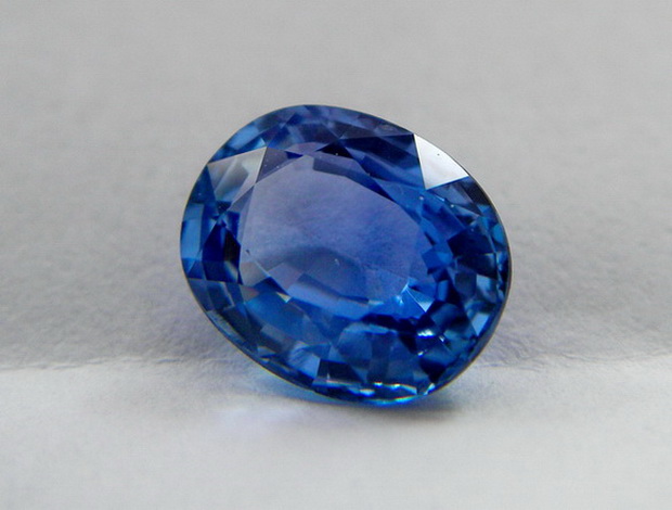 Blue Sapphire พลอยดิบ Unheated ธรรมชาติ100% ความสะอาด VVS-IF ขนาดพลอย 6.88x8.81x4.03 mm. น้ำหนักพลอย 2.36 ct. พร้อมใบเซอร์ GIT