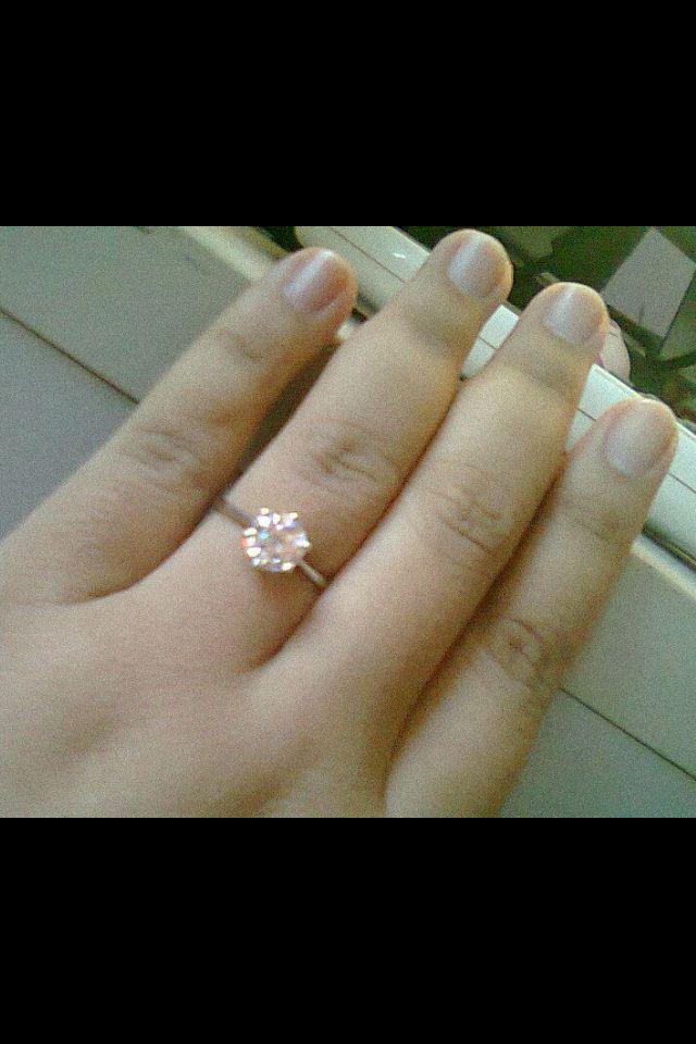 BR973+++แหวนเพชรเม็ดเดี่ยวขนาด 1.5 กะรัต+++ขนาด รูปแบบยอดนิยม ยกชูขึ้น ดูทันสมัย เหมือนของจริงม๊าก เพชรวิบๆปิ๊งๆใส่แทนแหวนแต่งงานสบายๆ ไม่มีล้าสมัย