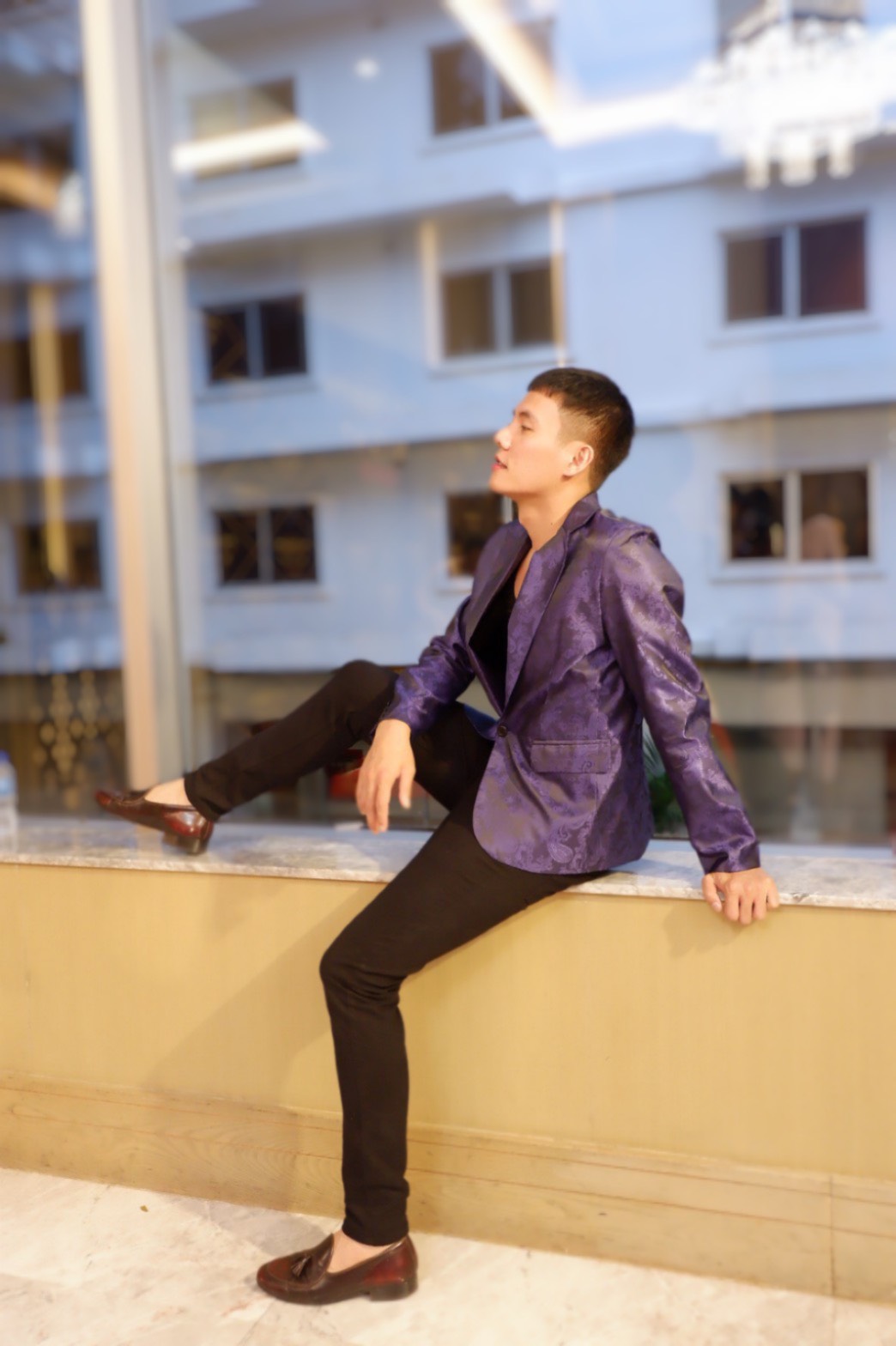 พร้อมเช่า ชุดสูทชาย สีม่วง พิมพ์ลาย เนื้อผ้าแพรแบบหรูมาก ไม่มีเสื้อกั๊ก