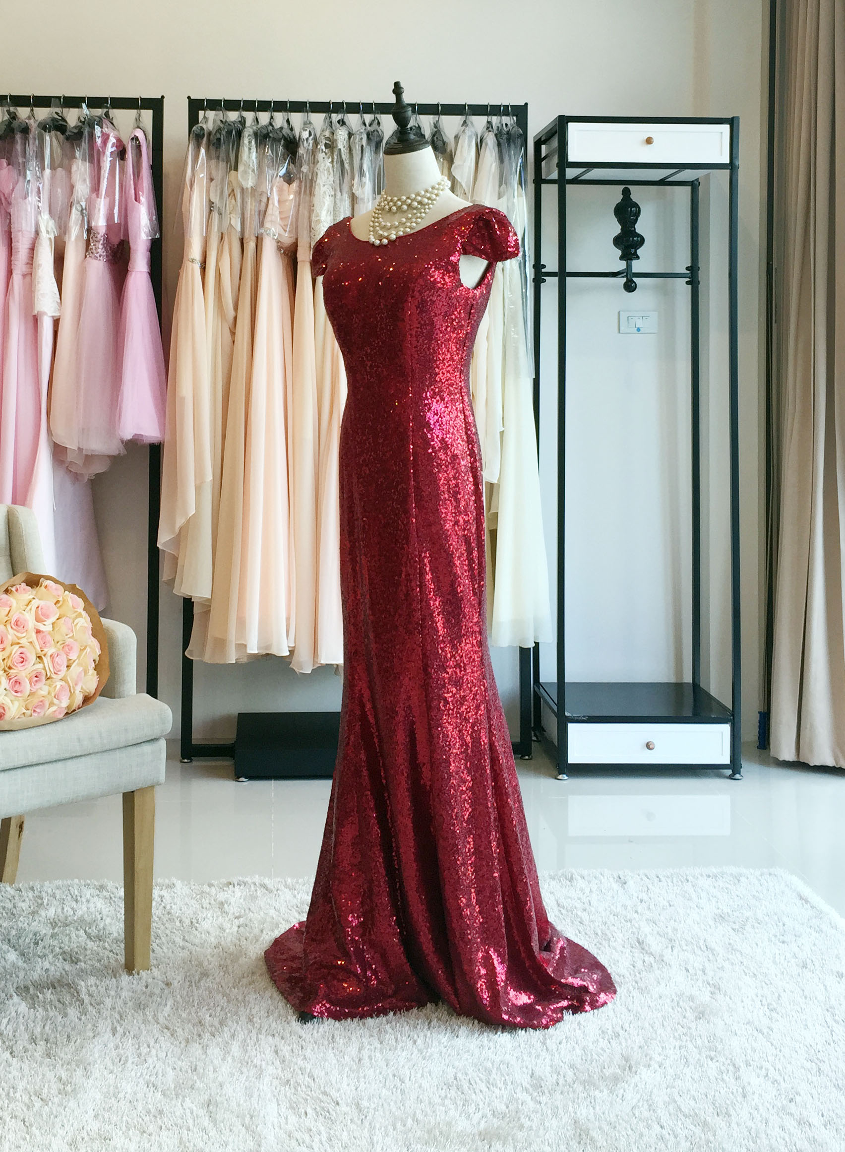 พร้อมเช่า ชุดราตรียาว แบบแขนสั้น ผ้าหลัง สีแดง เนื้อผ้าแต่งเลื่อมทั้งตัว ทรงหางปลา