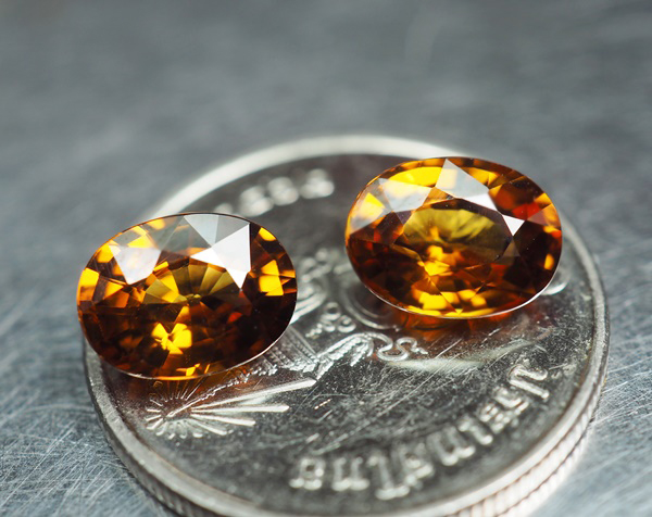 เพทายกัมพูชาดิบ 4.24 กะรัต 2 ชิ้นสีน้ำตาล