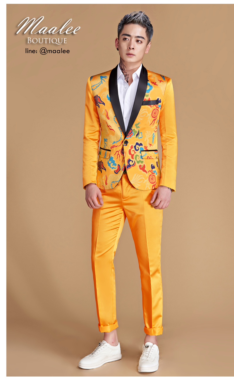 พร้อมเช่า ชุดสูทชาย สไตล์จีน สีหลือง แต่งผ้าแพรลายมังกร ปกดำ