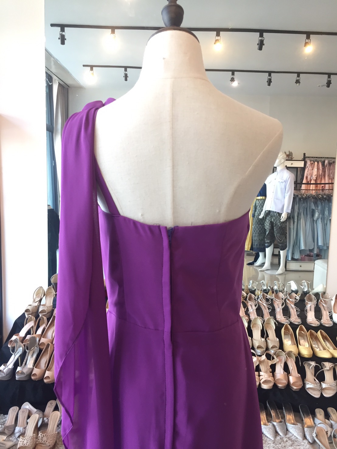พร้อมเช่า ชุดราตรียาว เกาะอก ไหล่เดียว สี ม่วงเข้ม