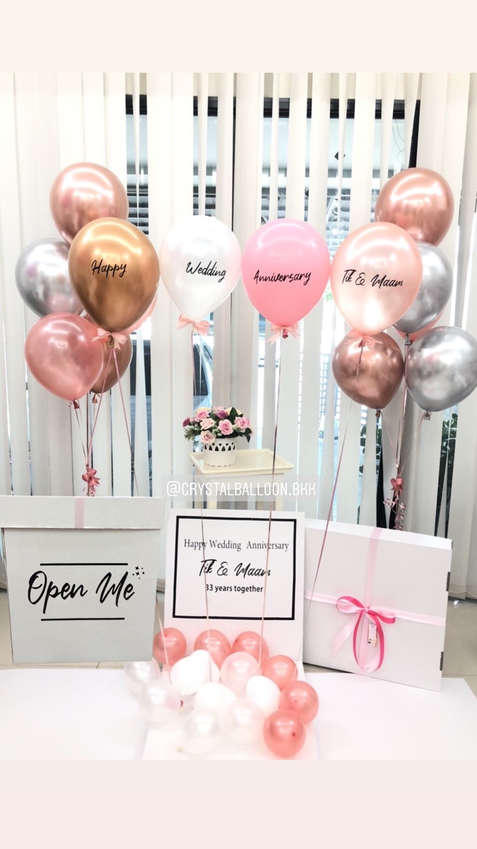 Surprise Box กล่องเซอร์ไพรส์ วันครบรอบแต่งงาน พร้อมตกแต่ง ช่อลูกโป่ง 1 ช่อ,ช่อลูกโป่งข้าง ช่อละ 5 ลูก อีก 2 ช่อ,สามารถใส่รูปได้ 2 ใบ สามารถเปลี่ยนสีลูกโป่ง/เปลี่ยนข้อความได้