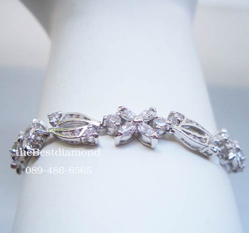 BC015RD===สร้อยข้อมือเพชร 3 flowers=== ดีไซน์น่ารักๆ เป็นรูปดอกไม้ 3 ดอก ที่ออกแบบได้ลงตัว งานเหมือนจริงสุดๆ ไม่เวอร์มาก หรูหราพอสมควร เพชรสวยมากค่ะ