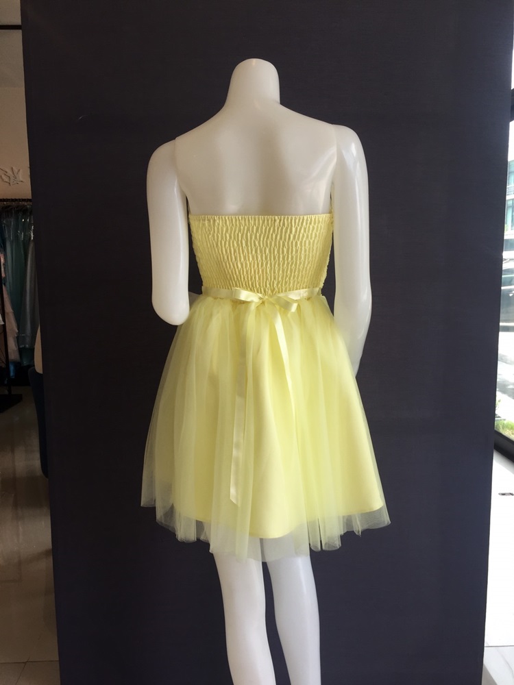 พร้อมส่ง ชุดราตรีสั้น เพื่อนเจ้าสาว แบบ A ผ้าแยกชิ้น ใส่แบบเกาะอก หรือ ปิดไหล่ก็ได้ สีเหลือง (จับสม๊อกด้านหลัง)