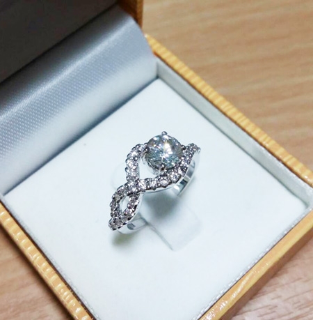 BR213RD+แหวนดีไซน์ เก๋ เรียบ หรู งามมากๆๆ เหมือนของแท้สุดๆเล่นไฟวิ๊งๆ รับประกันความสวย