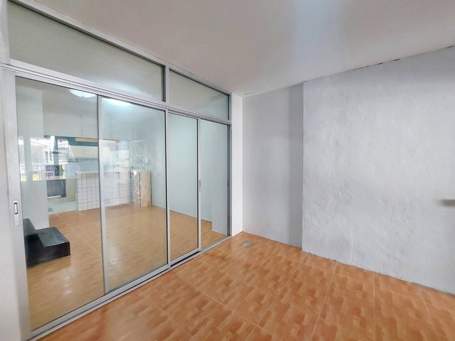 ขายทาวน์เฮ้าส์หมู่บ้านรัชธานี 5 ซอยดวงมณี 2 ชั้น 2 ห้องนอน 2 ห้องน้ำ รีโรเวทใหม่ มีแอร์ พร้อมเข้าอยู่